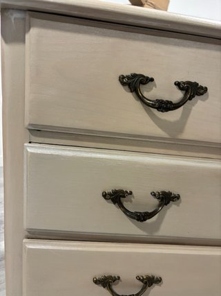 Cómoda de madera beige con 3 cajones