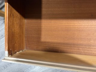 Cómoda de madera beige con 3 cajones