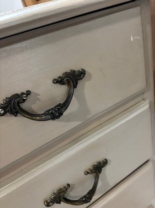 Cómoda de madera beige con 3 cajones