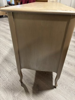 Cómoda de madera beige con 3 cajones