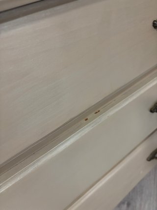 Cómoda de madera beige con 3 cajones
