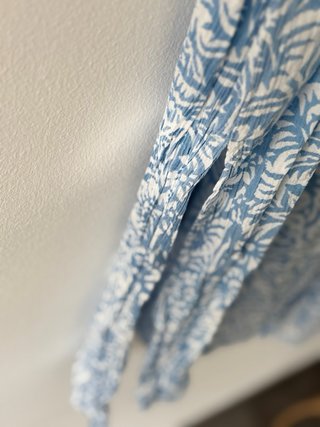 Vestido playero estampado azul y blanco
