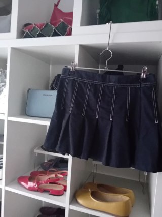 Falda vaquera oscura con tablas