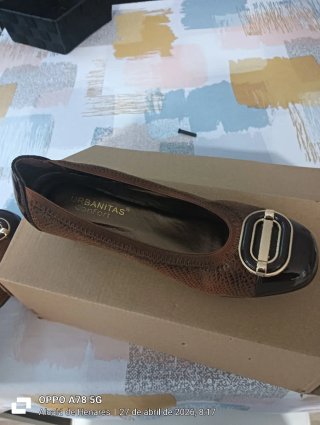 Zapatos de cuña baja  con detalle dorado