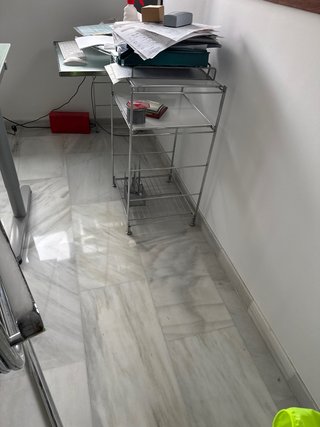 Mesa de cristal y metal con sillas