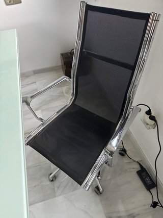 Mesa de cristal y metal con sillas