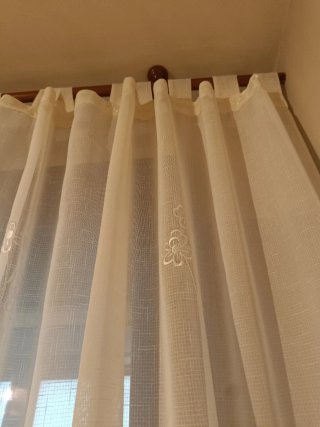 Cortinas beige y blancas con flores