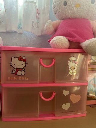 Lote Hello Kitty: Dispensador, peluche y Cajonera
