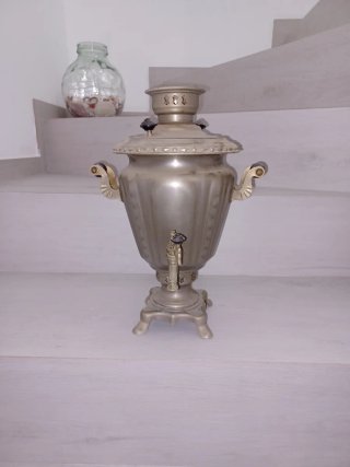 Samovar de metal plateado
