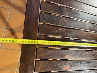 Mesa de madera exterior plegable.