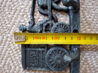 Colgador de hierro fundido con caballos