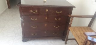 Mueble de madera marrón con cajones