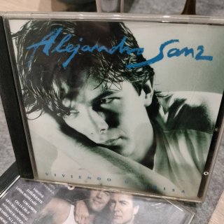 Discos de vinilo y CD's de varios artistas.
