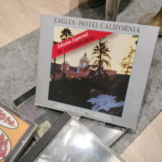 Discos de vinilo y CD's de varios artistas.