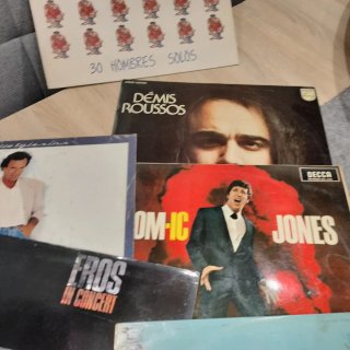 Discos de vinilo y CD's de varios artistas.