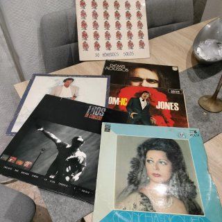 Discos de vinilo y CD's de varios artistas.