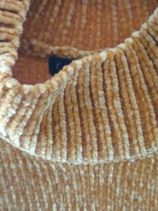 Jersey cuello alto color mostaza