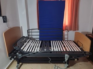 Cama articulada con barandillas y elevador