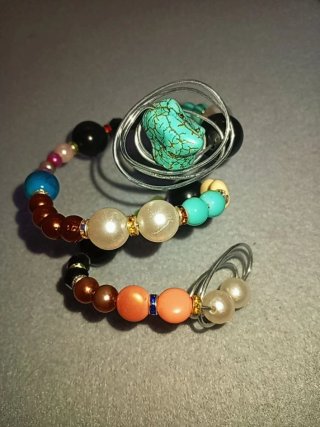 Pulsera espiral hecha a mano con turquesa