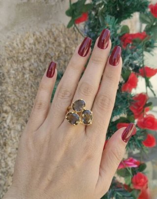 Anel com 3 pedras castanhas e dourado