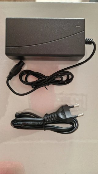 Cargador 42V 2A para patinete eléctrico