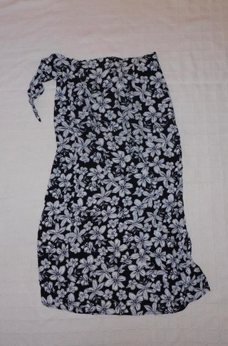 Falda larga floral negra y blanca