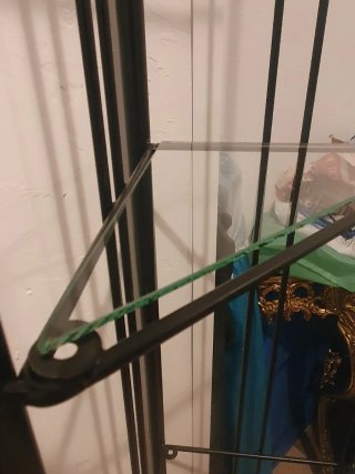 Estantería de esquina metálica negra.