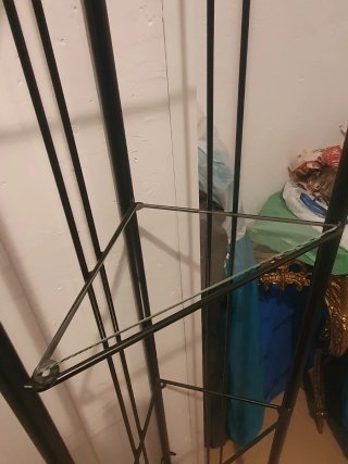 Estantería de esquina metálica negra.