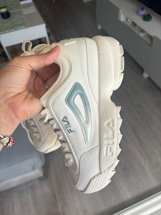 Fila blancas nuevas con etiqueta y caja