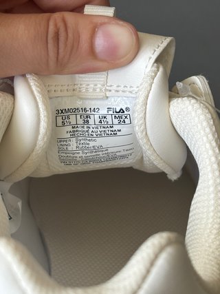 Fila blancas nuevas con etiqueta y caja