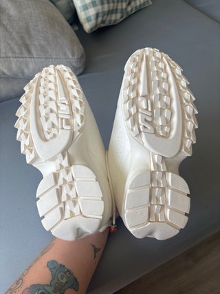Fila blancas nuevas con etiqueta y caja