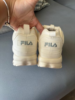 Fila blancas nuevas con etiqueta y caja