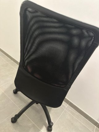 Silla de escritorio ergonómica fucsia y negra
