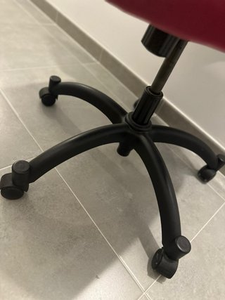 Silla de escritorio ergonómica fucsia y negra