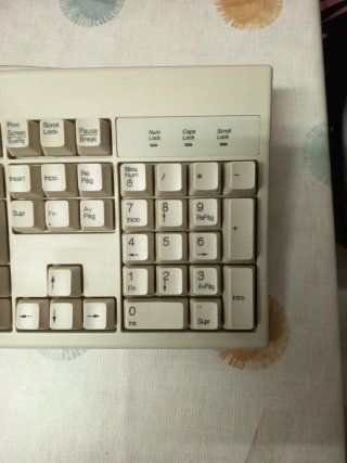 Teclado de ordenador beige