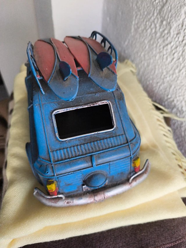 Coche Vintage Azul con Surfboards