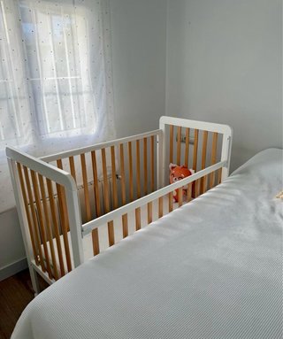 Cuna de bebé de madera blanca