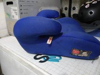Asiento elevador azul para coche