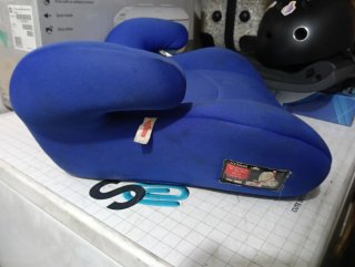 Asiento elevador azul para coche