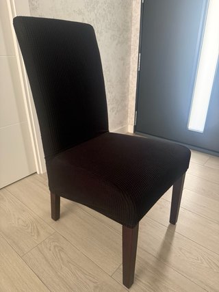 Sillas de salón con fundas negras 6