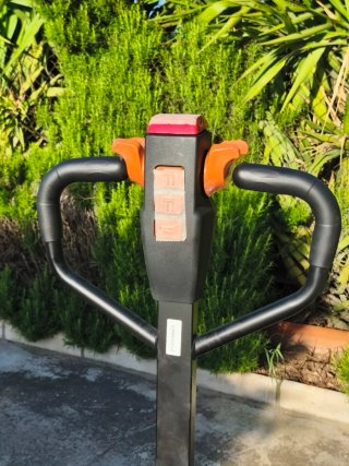 Transpaleta Eléctrica 1500 Kg Ruedas estabilizador