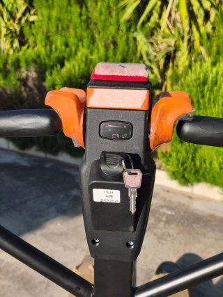 Transpaleta Eléctrica 1500 Kg Ruedas estabilizador