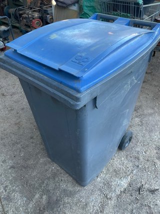 Contenedor de basura azul con ruedas