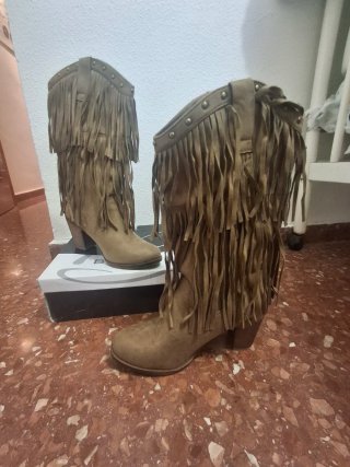 Botas cowboy con flecos y tachuelas