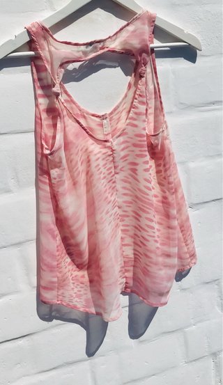 Blusa pastel semitransparente