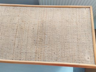 Mueble de mimbre y madera