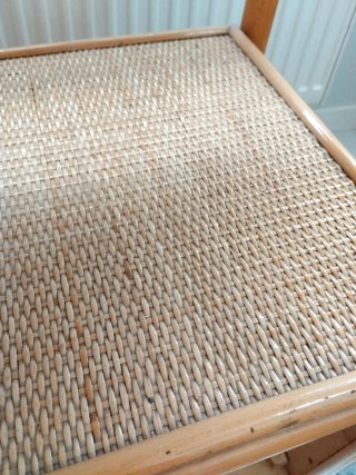 Mueble de mimbre y madera