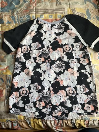 Conjunto floral negro y rosa