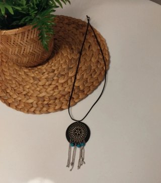 Collar largo plateado con detalles azules