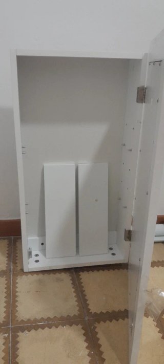 Armario blanco pequeño con espejo